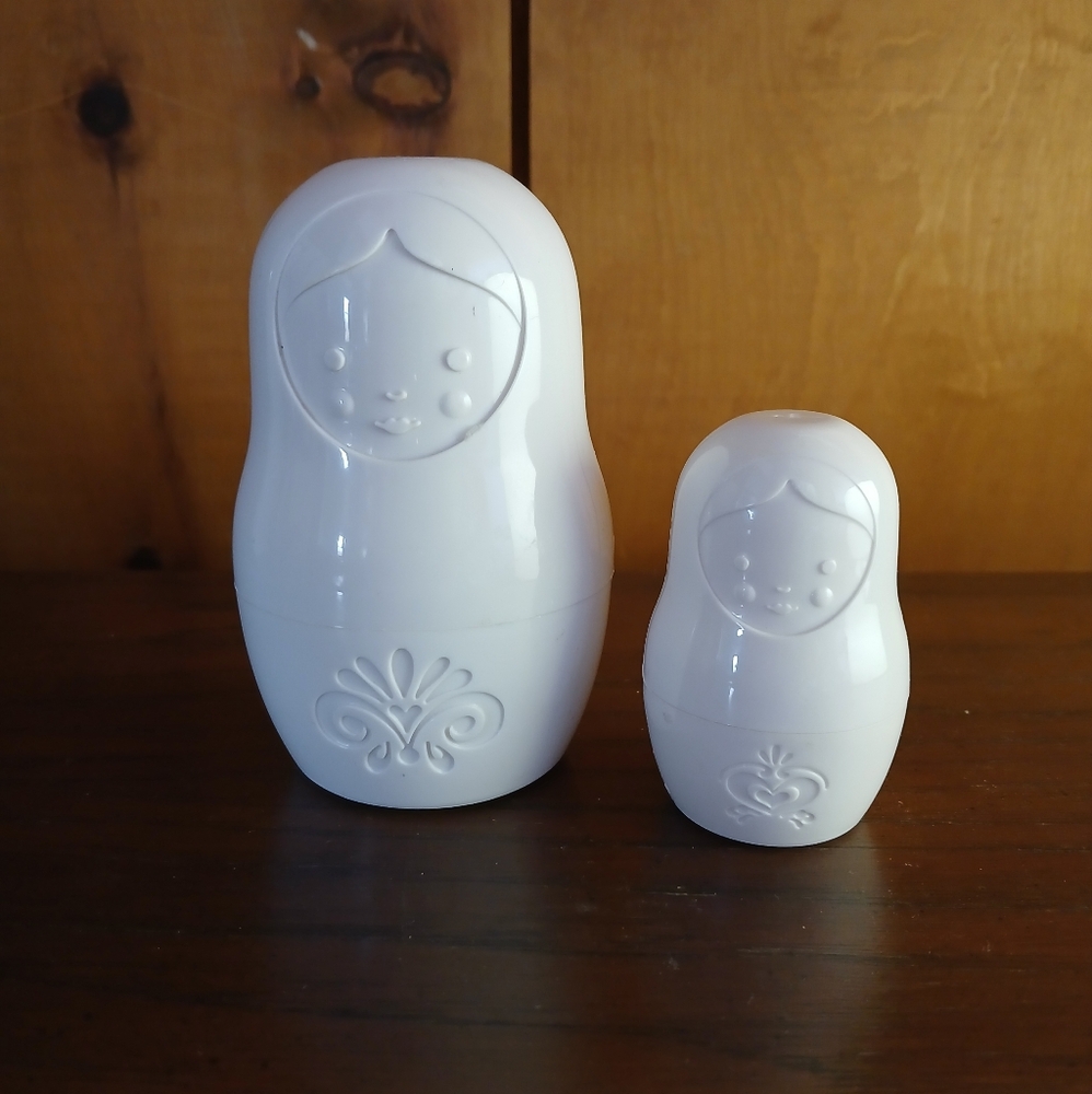 Matryoshka Russian Nesting Dolls Salt & Pepper Shakers NEW